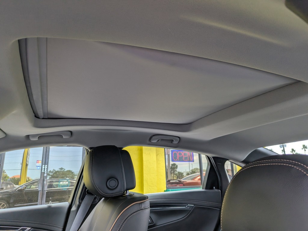 Chevrolet Impala Vehicle Full-screen Gallery Image 18