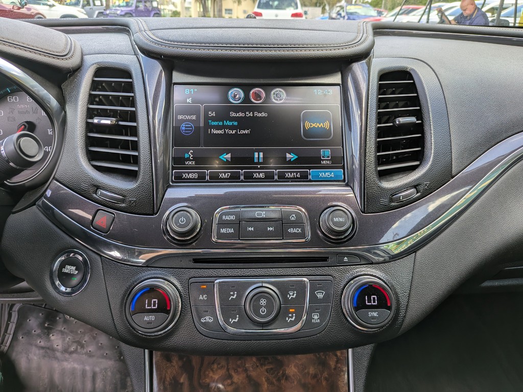 Chevrolet Impala Vehicle Full-screen Gallery Image 19