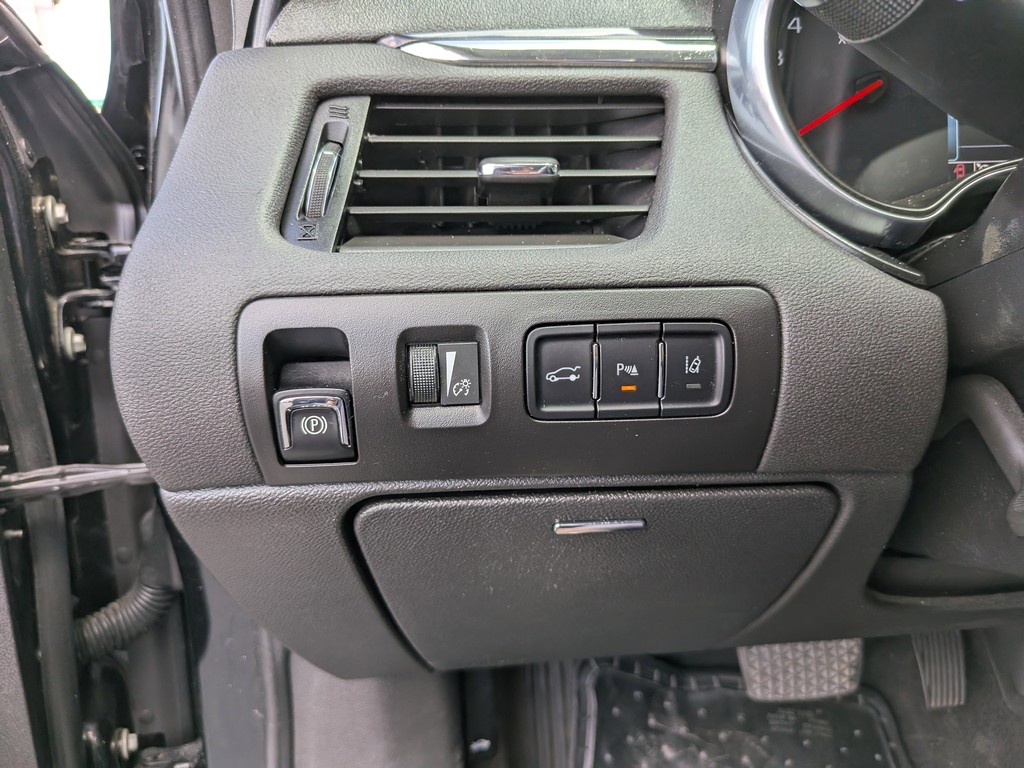Chevrolet Impala Vehicle Full-screen Gallery Image 24