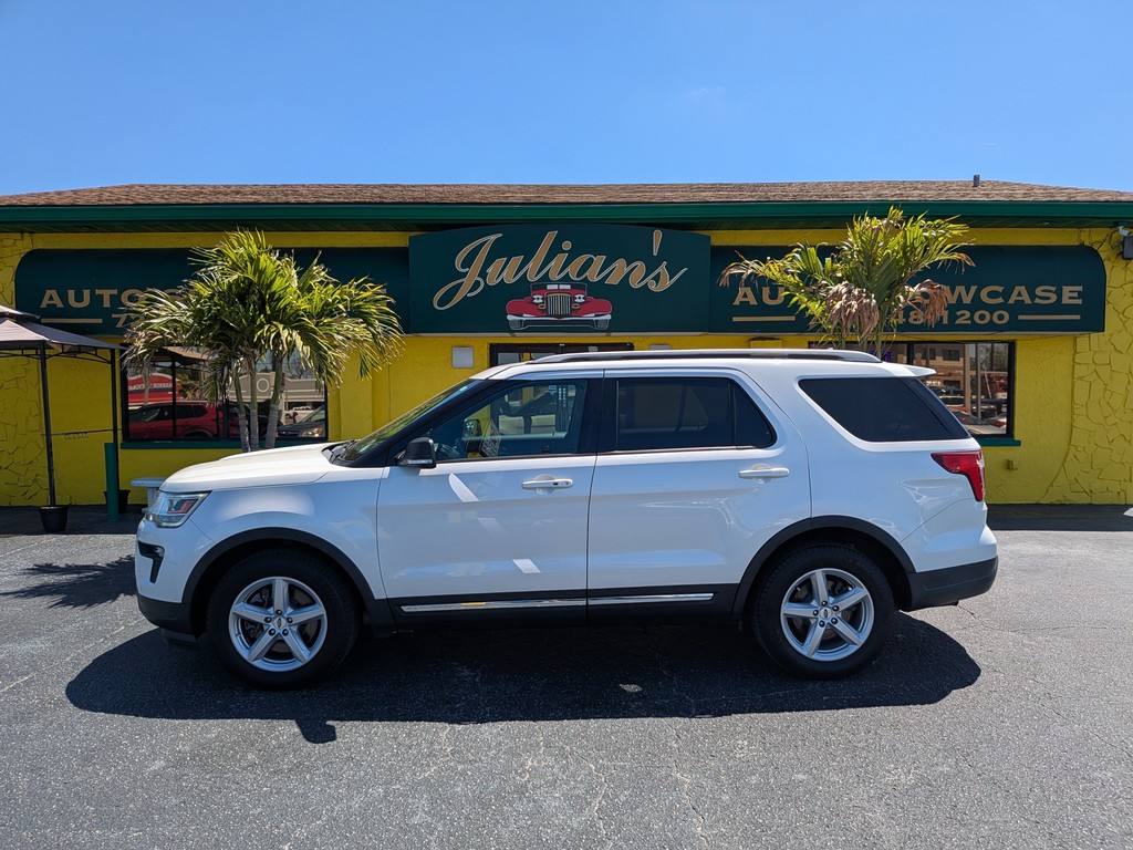 Ford Explorer Vehicle Full-screen Gallery Image 02