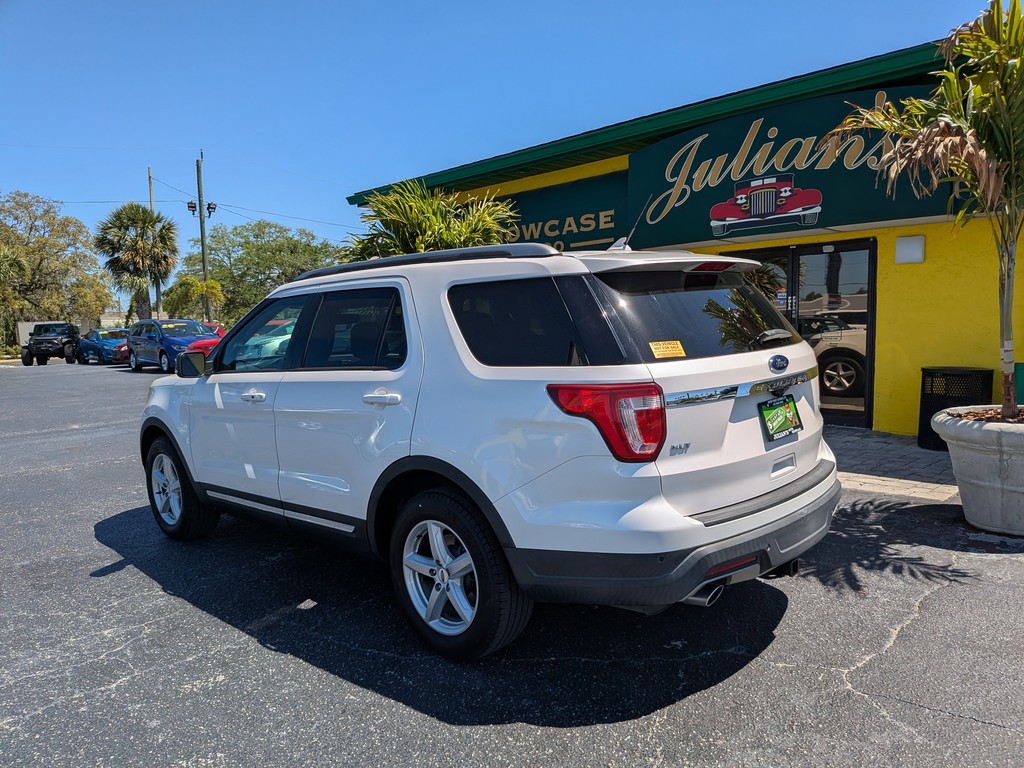 Ford Explorer Vehicle Full-screen Gallery Image 03