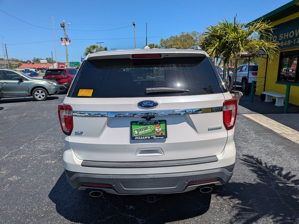 Ford Explorer Vehicle Full-screen Gallery Image 04