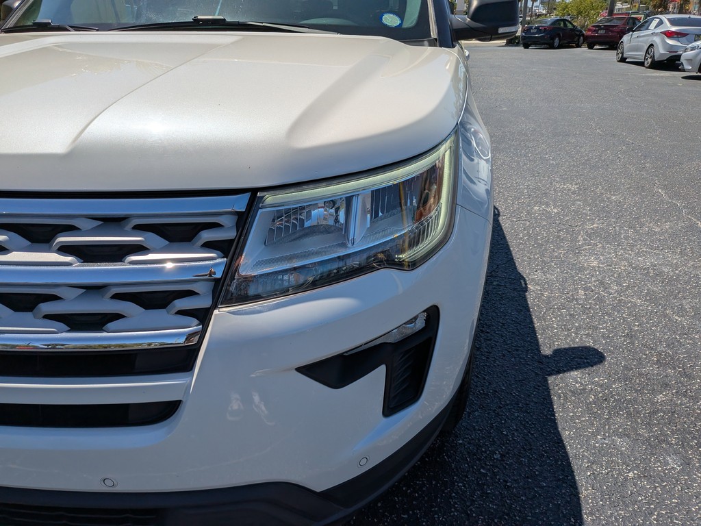 Ford Explorer Vehicle Full-screen Gallery Image 05