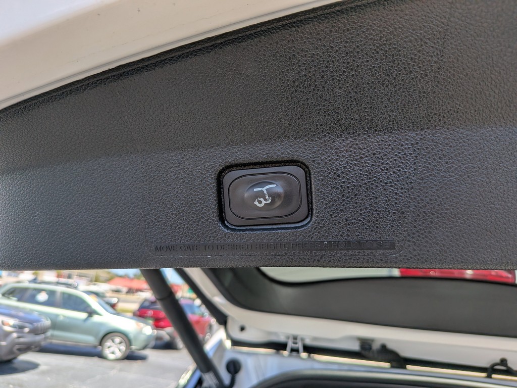 Ford Explorer Vehicle Full-screen Gallery Image 09