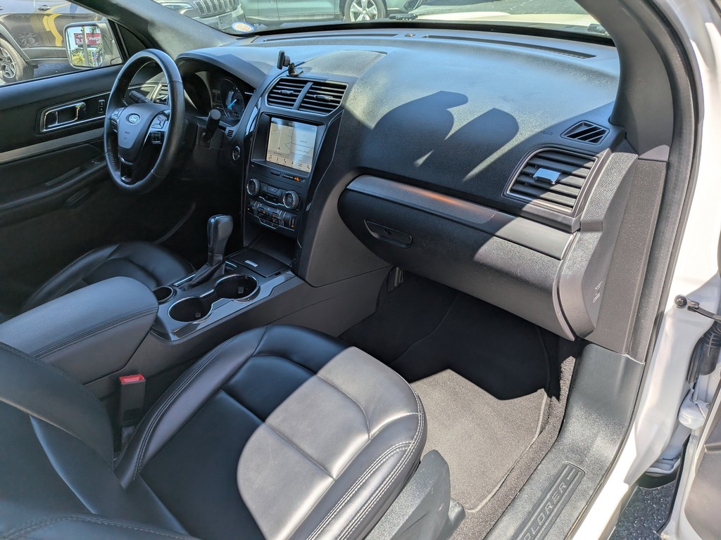 Ford Explorer Vehicle Full-screen Gallery Image 10