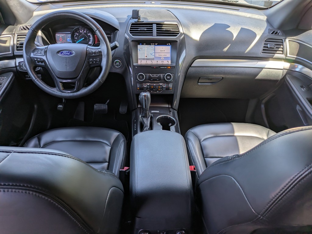 Ford Explorer Vehicle Full-screen Gallery Image 11
