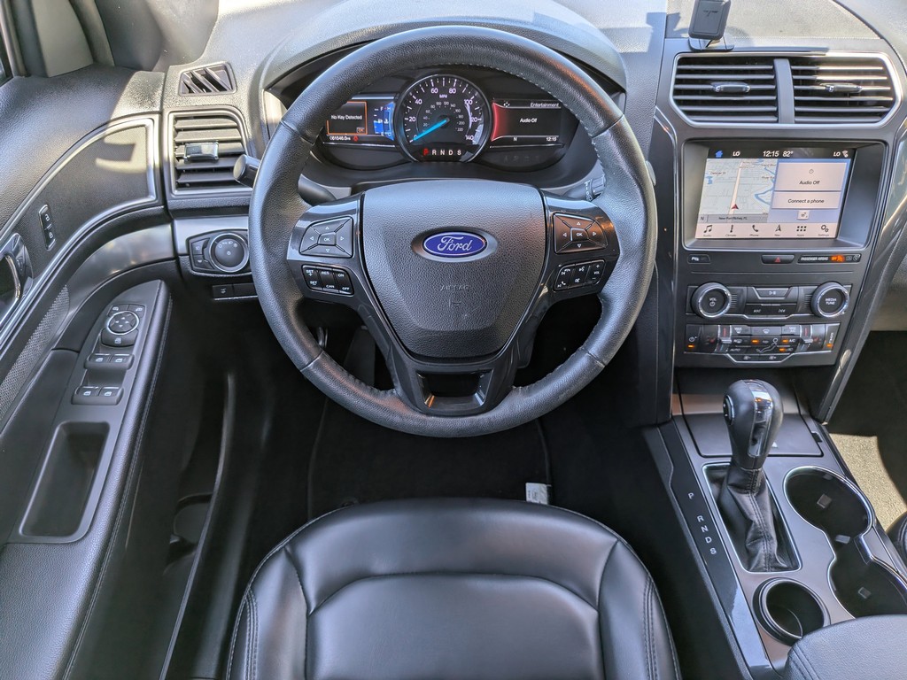 Ford Explorer Vehicle Full-screen Gallery Image 12