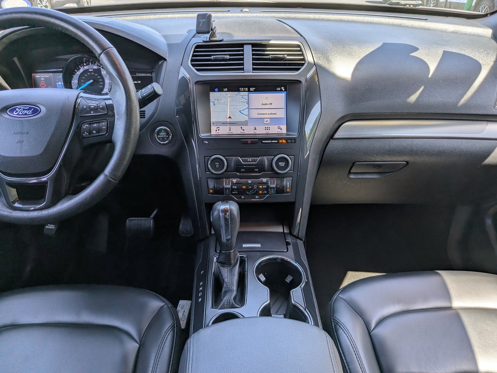 Ford Explorer Vehicle Full-screen Gallery Image 13