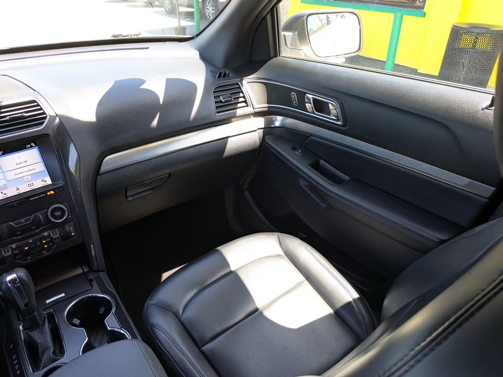 Ford Explorer Vehicle Full-screen Gallery Image 14