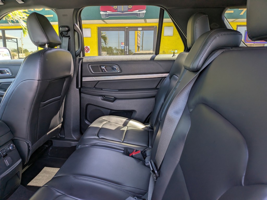 Ford Explorer Vehicle Full-screen Gallery Image 15