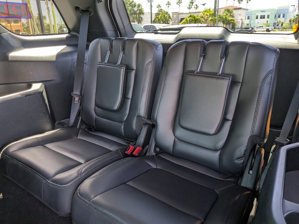 Ford Explorer Vehicle Full-screen Gallery Image 16