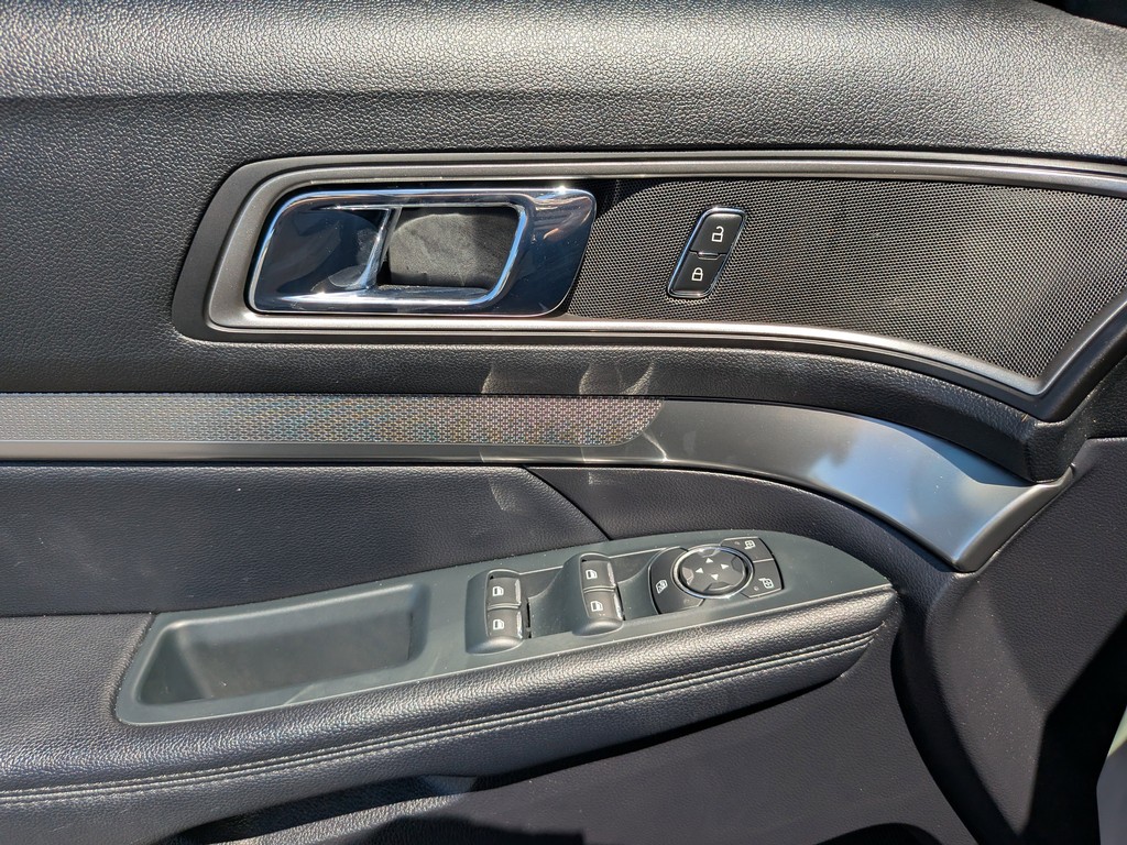 Ford Explorer Vehicle Full-screen Gallery Image 17