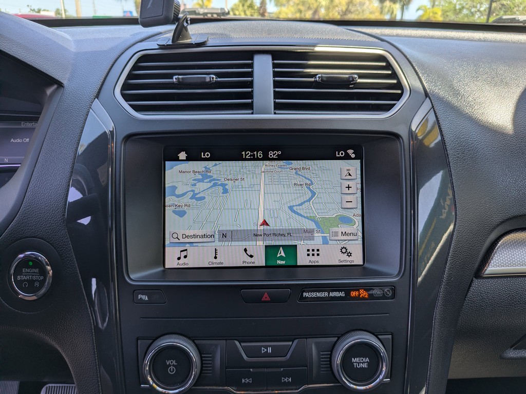Ford Explorer Vehicle Full-screen Gallery Image 21