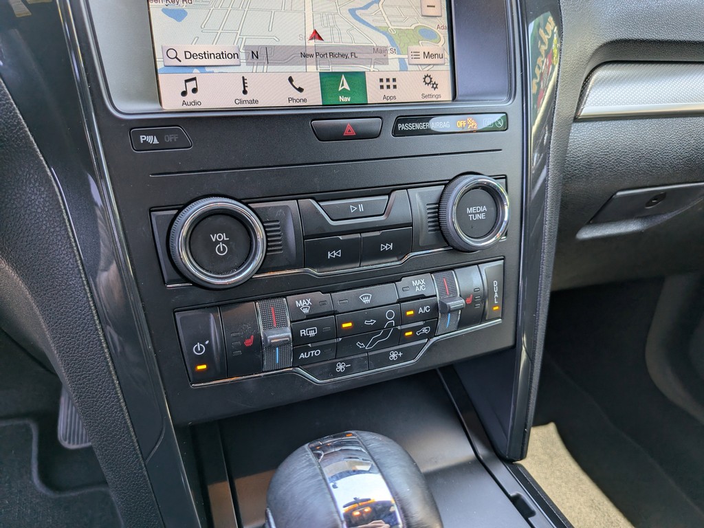 Ford Explorer Vehicle Full-screen Gallery Image 22