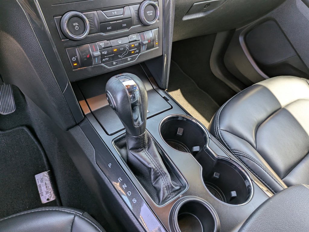 Ford Explorer Vehicle Full-screen Gallery Image 23