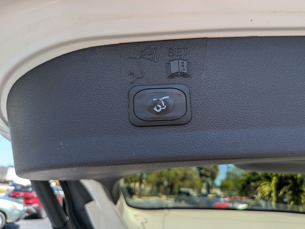 Ford Escape Vehicle Full-screen Gallery Image 11