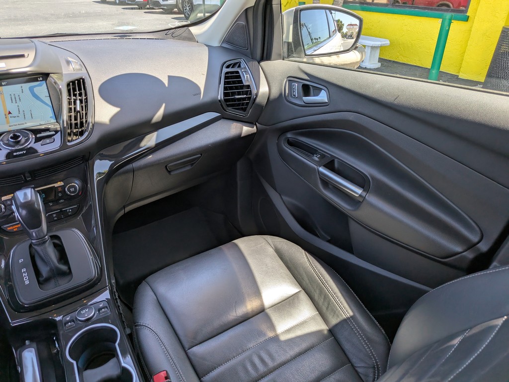 Ford Escape Vehicle Full-screen Gallery Image 16