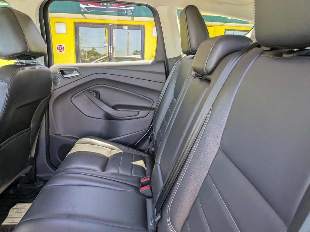 Ford Escape Vehicle Full-screen Gallery Image 17