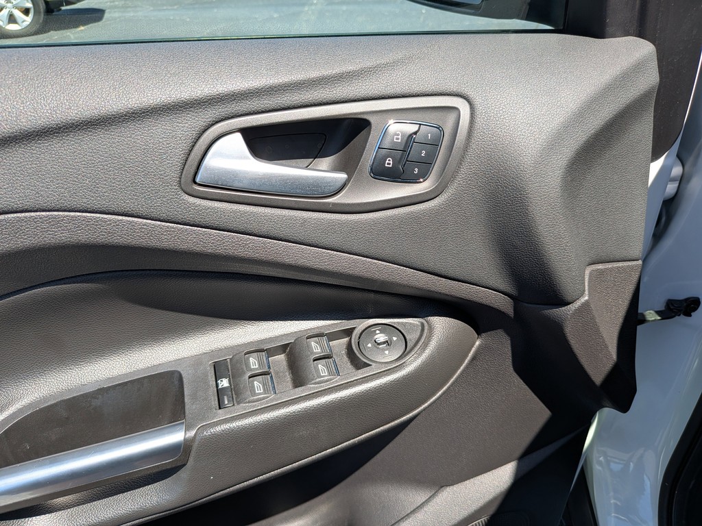 Ford Escape Vehicle Full-screen Gallery Image 18