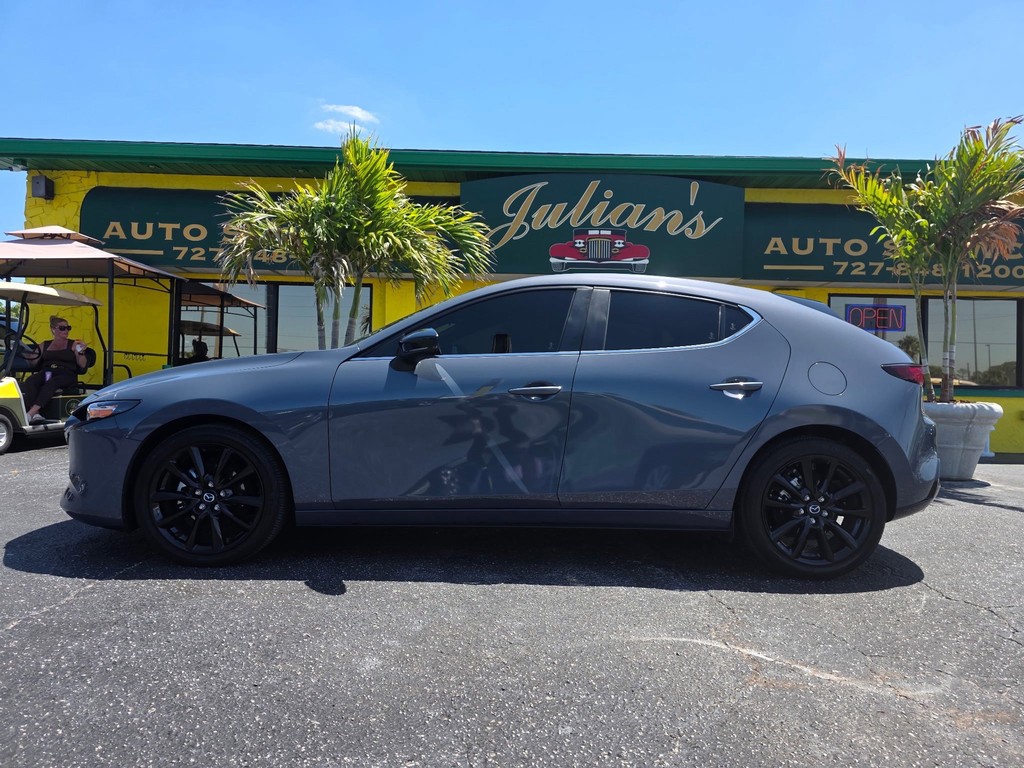 Mazda Mazda3 Hatchback Vehicle Full-screen Gallery Image 02