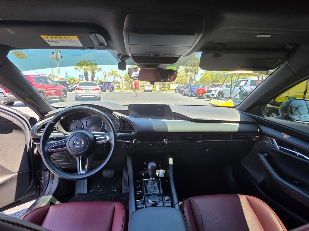 Mazda Mazda3 Hatchback Vehicle Full-screen Gallery Image 05