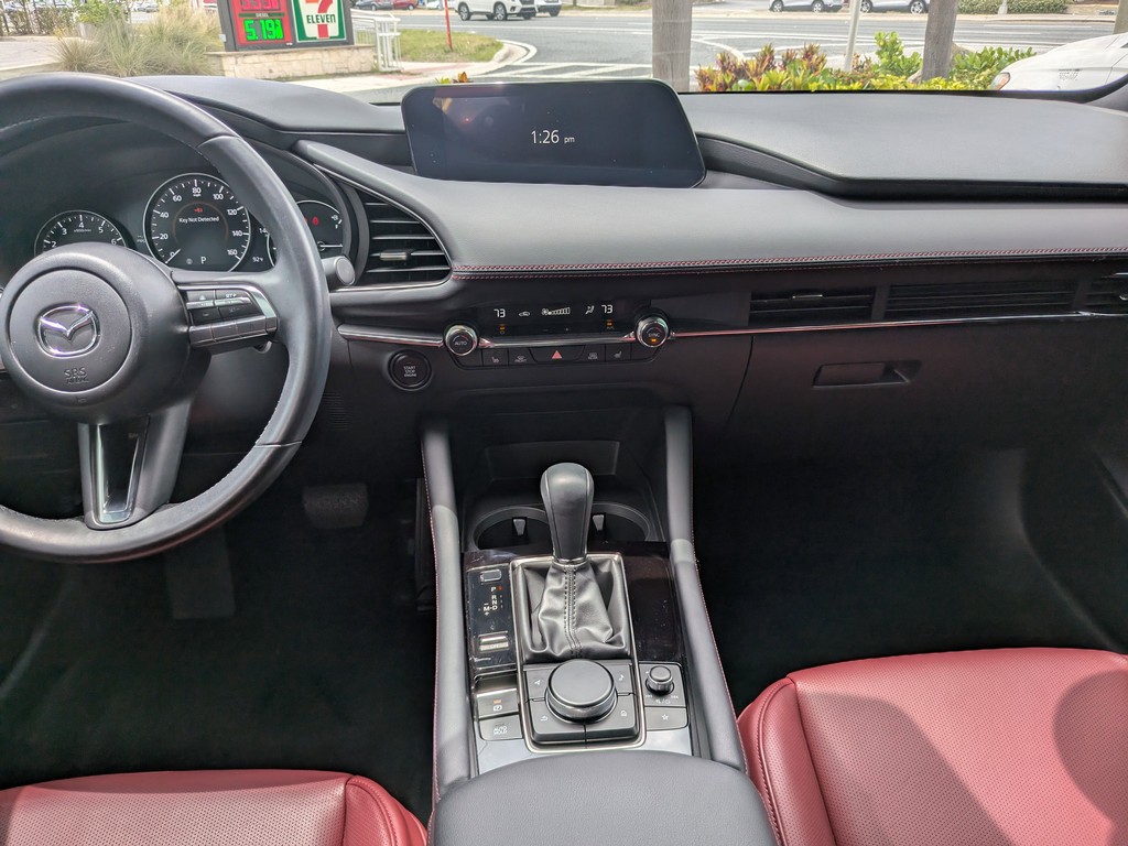 Mazda Mazda3 Hatchback Vehicle Full-screen Gallery Image 10