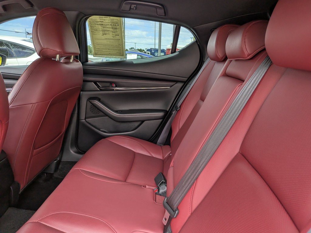 Mazda Mazda3 Hatchback Vehicle Full-screen Gallery Image 12