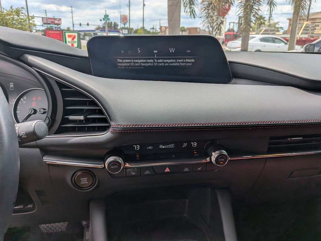 Mazda Mazda3 Hatchback Vehicle Full-screen Gallery Image 17