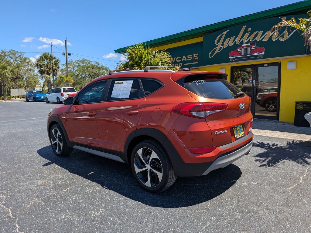 Hyundai Tucson Vehicle Full-screen Gallery Image 03