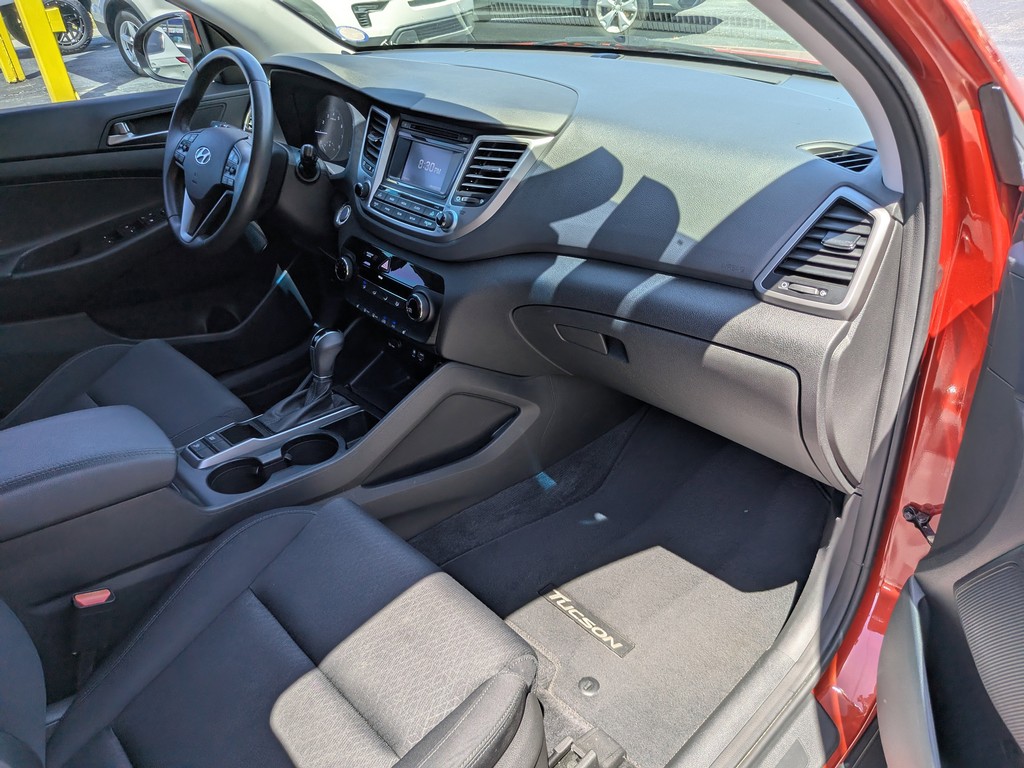 Hyundai Tucson Vehicle Full-screen Gallery Image 11