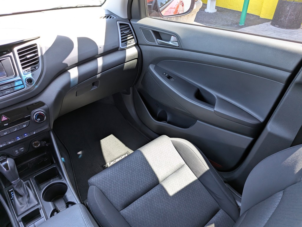 Hyundai Tucson Vehicle Full-screen Gallery Image 15