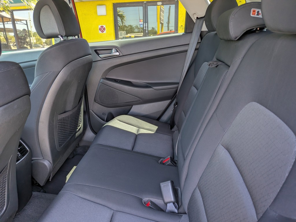 Hyundai Tucson Vehicle Full-screen Gallery Image 16