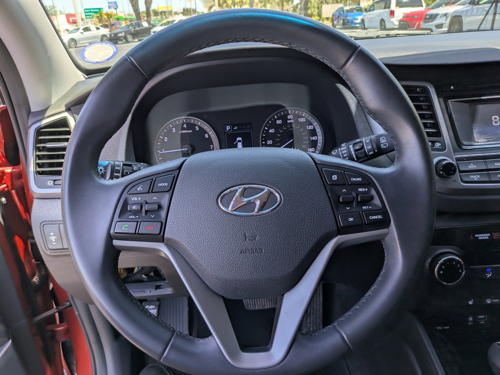 Hyundai Tucson Vehicle Full-screen Gallery Image 26