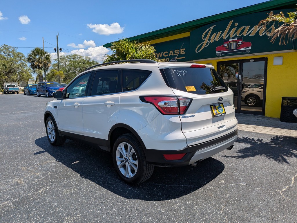 Ford Escape Vehicle Full-screen Gallery Image 03