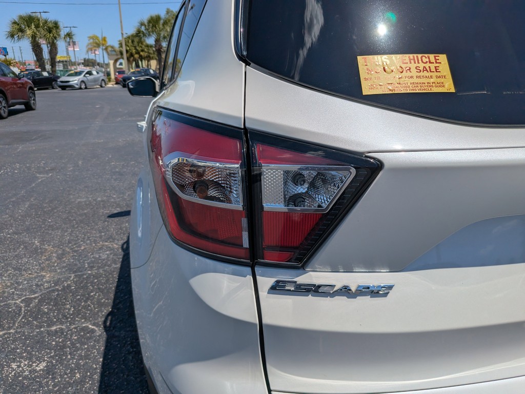 Ford Escape Vehicle Full-screen Gallery Image 07