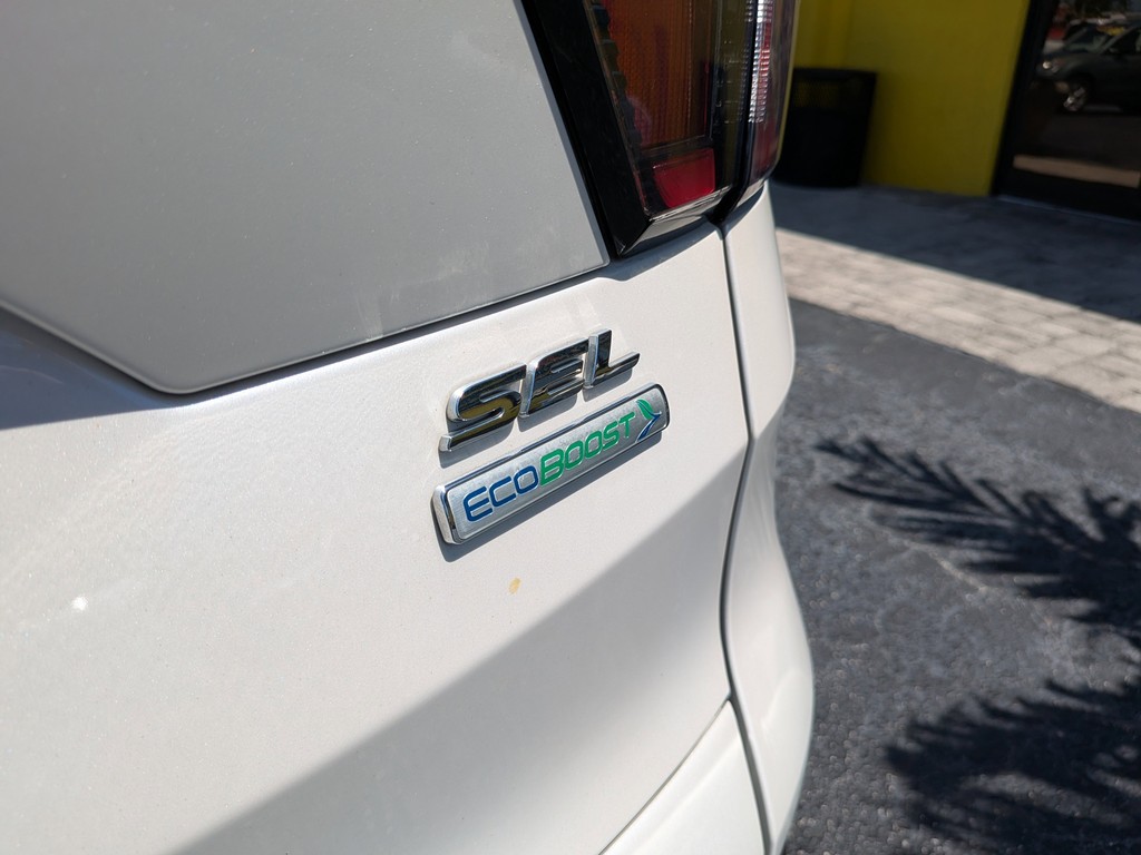 Ford Escape Vehicle Full-screen Gallery Image 08