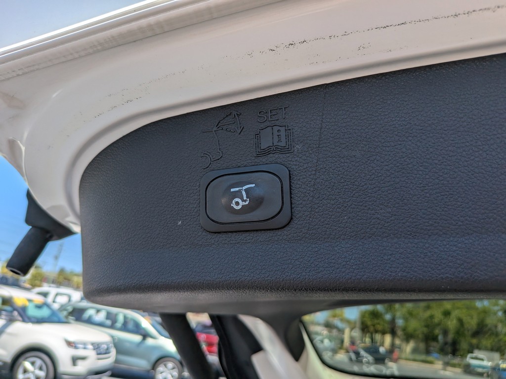 Ford Escape Vehicle Full-screen Gallery Image 11