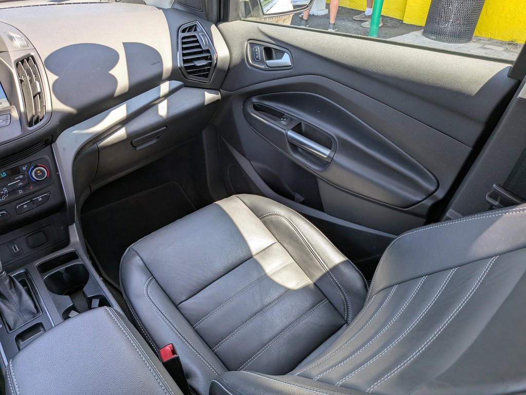 Ford Escape Vehicle Full-screen Gallery Image 16