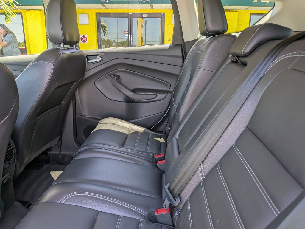 Ford Escape Vehicle Full-screen Gallery Image 17