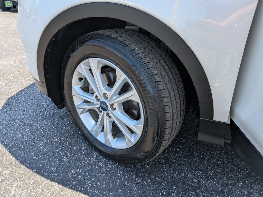 Ford Escape Vehicle Full-screen Gallery Image 32