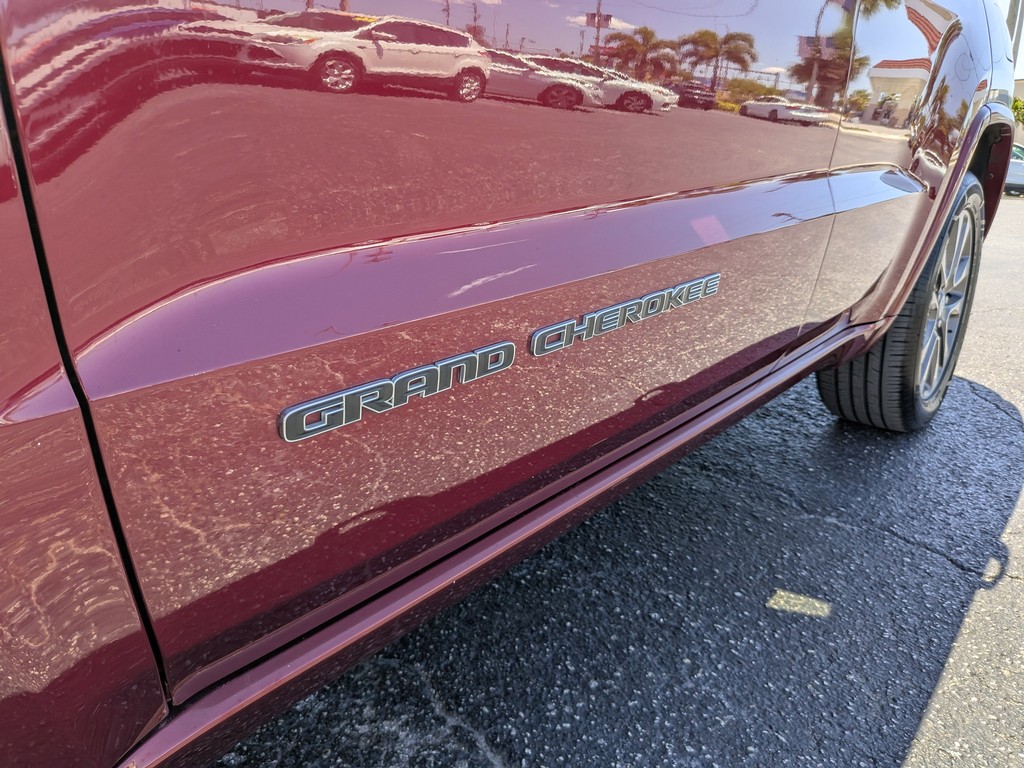 Jeep Grand Cherokee Vehicle Full-screen Gallery Image 07
