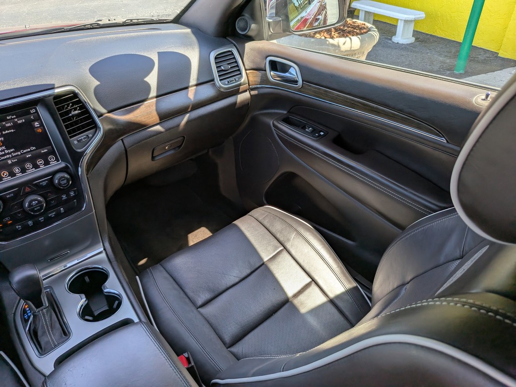 Jeep Grand Cherokee Vehicle Full-screen Gallery Image 16