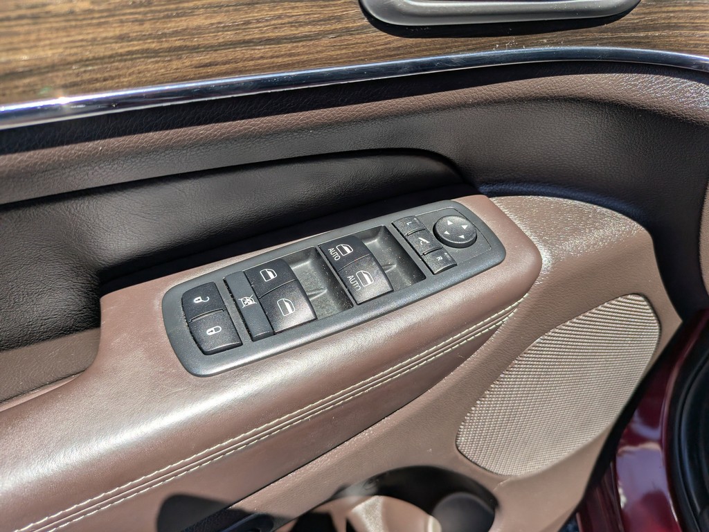 Jeep Grand Cherokee Vehicle Full-screen Gallery Image 18