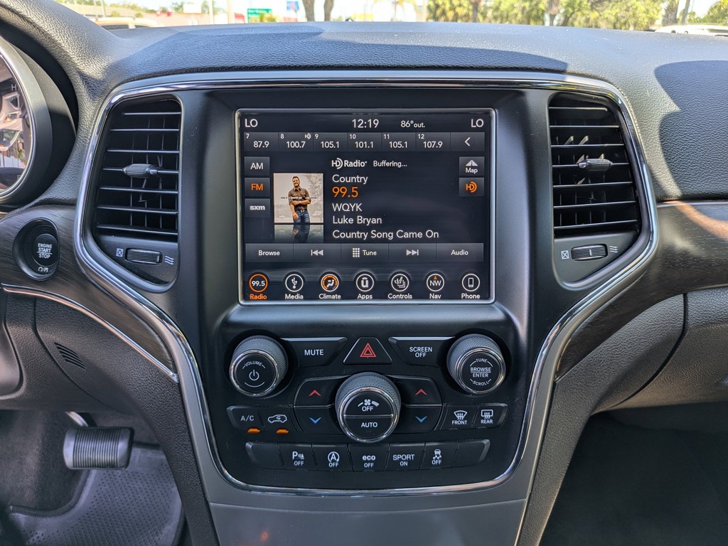 Jeep Grand Cherokee Vehicle Full-screen Gallery Image 22