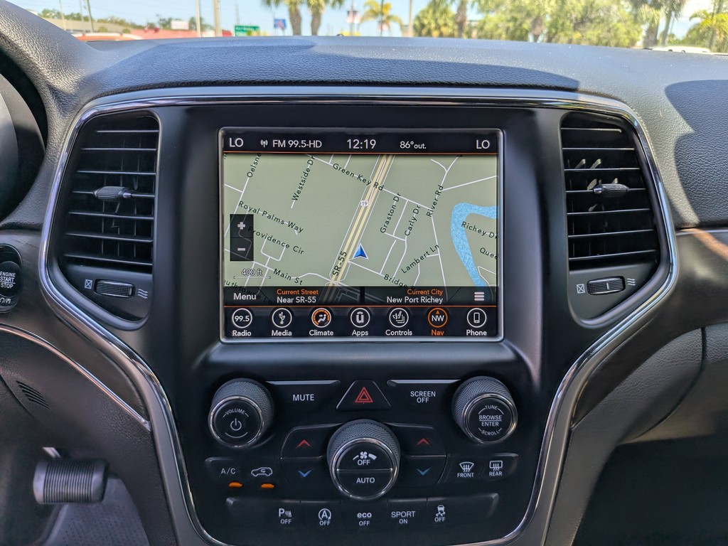 Jeep Grand Cherokee Vehicle Full-screen Gallery Image 23