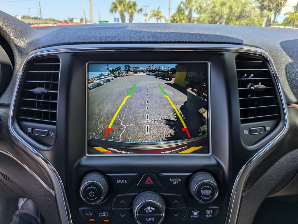 Jeep Grand Cherokee Vehicle Full-screen Gallery Image 24