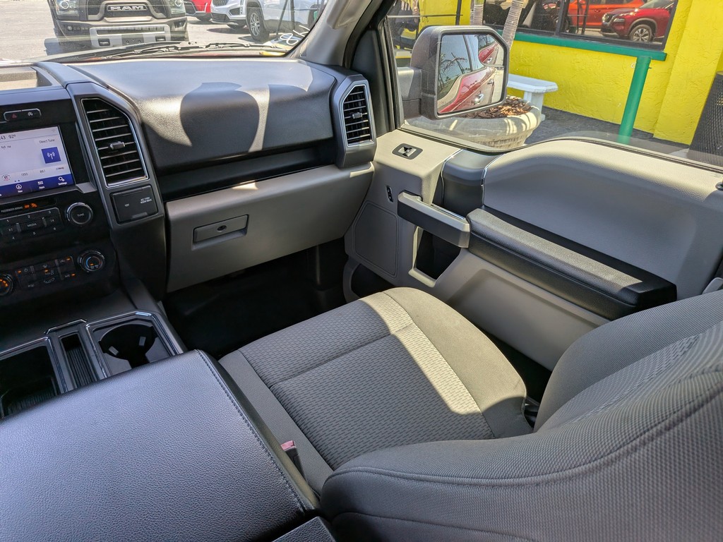Ford F-150 Vehicle Full-screen Gallery Image 12