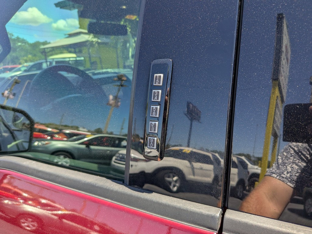 Ford F-150 Vehicle Full-screen Gallery Image 14