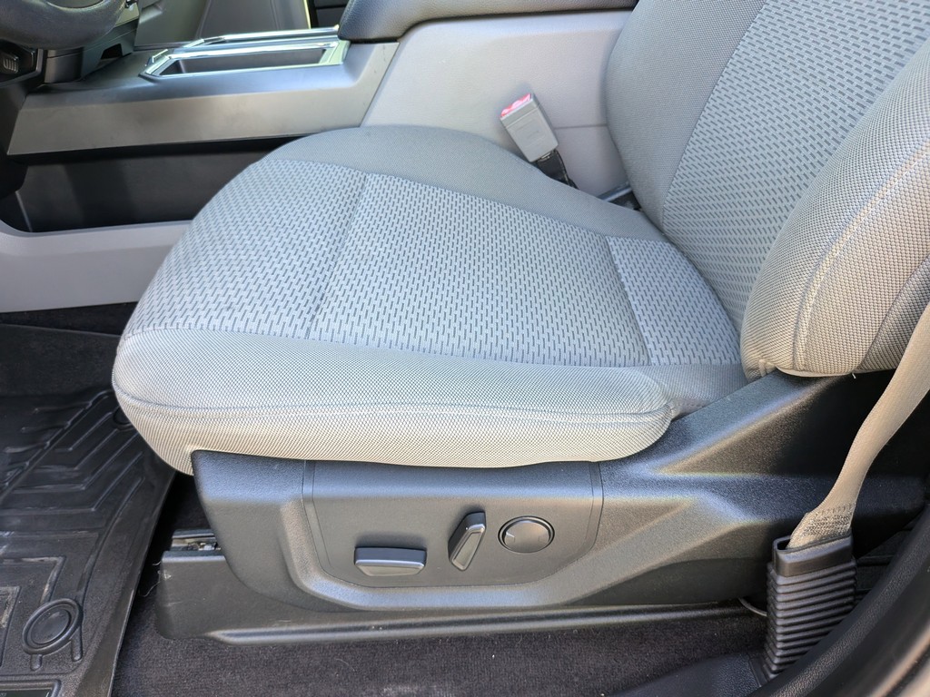 Ford F-150 Vehicle Full-screen Gallery Image 16