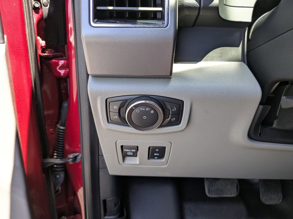 Ford F-150 Vehicle Full-screen Gallery Image 24